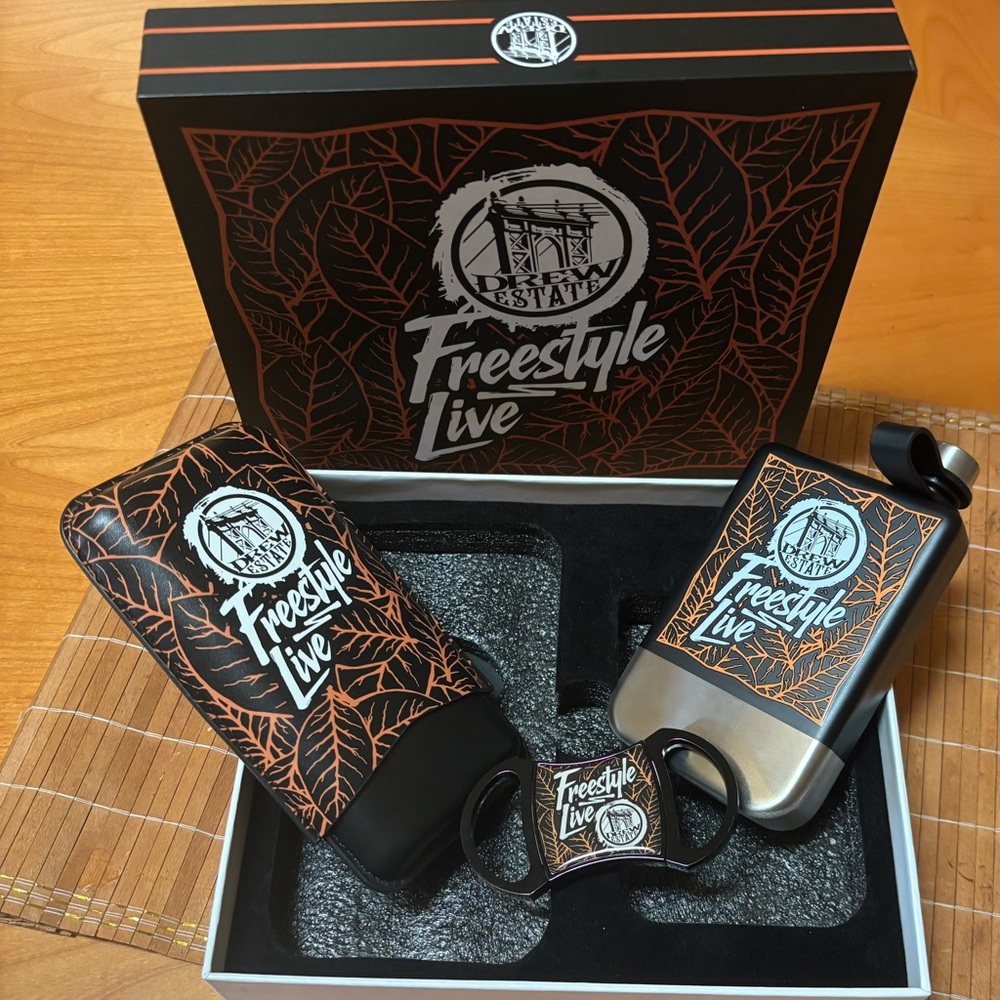 Freestyle Black and Silver Flask Set